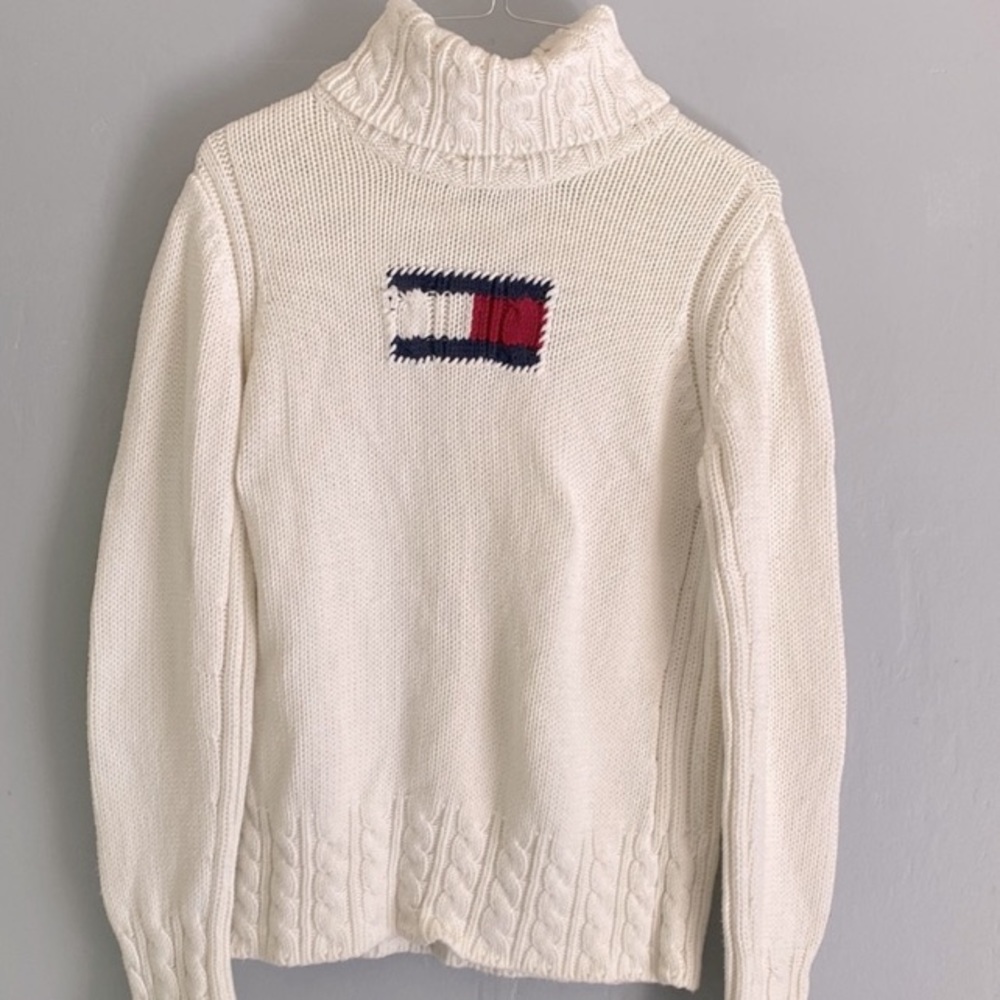 Tommy Hilfiger white knitted sweater.